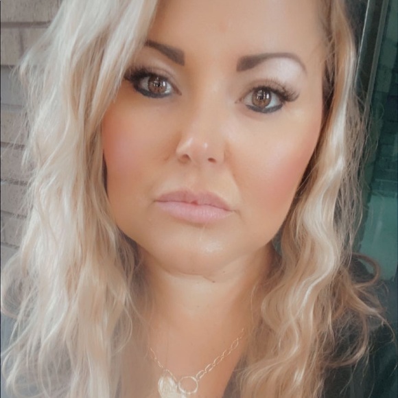 Meet your Posher, Courtney - Picture 1 of 1